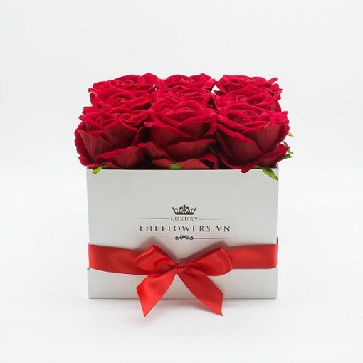 Hoa hồng lụa màu đỏ hộp vuông trắng trang nhã - Dịch vụ điện hoa 20 10